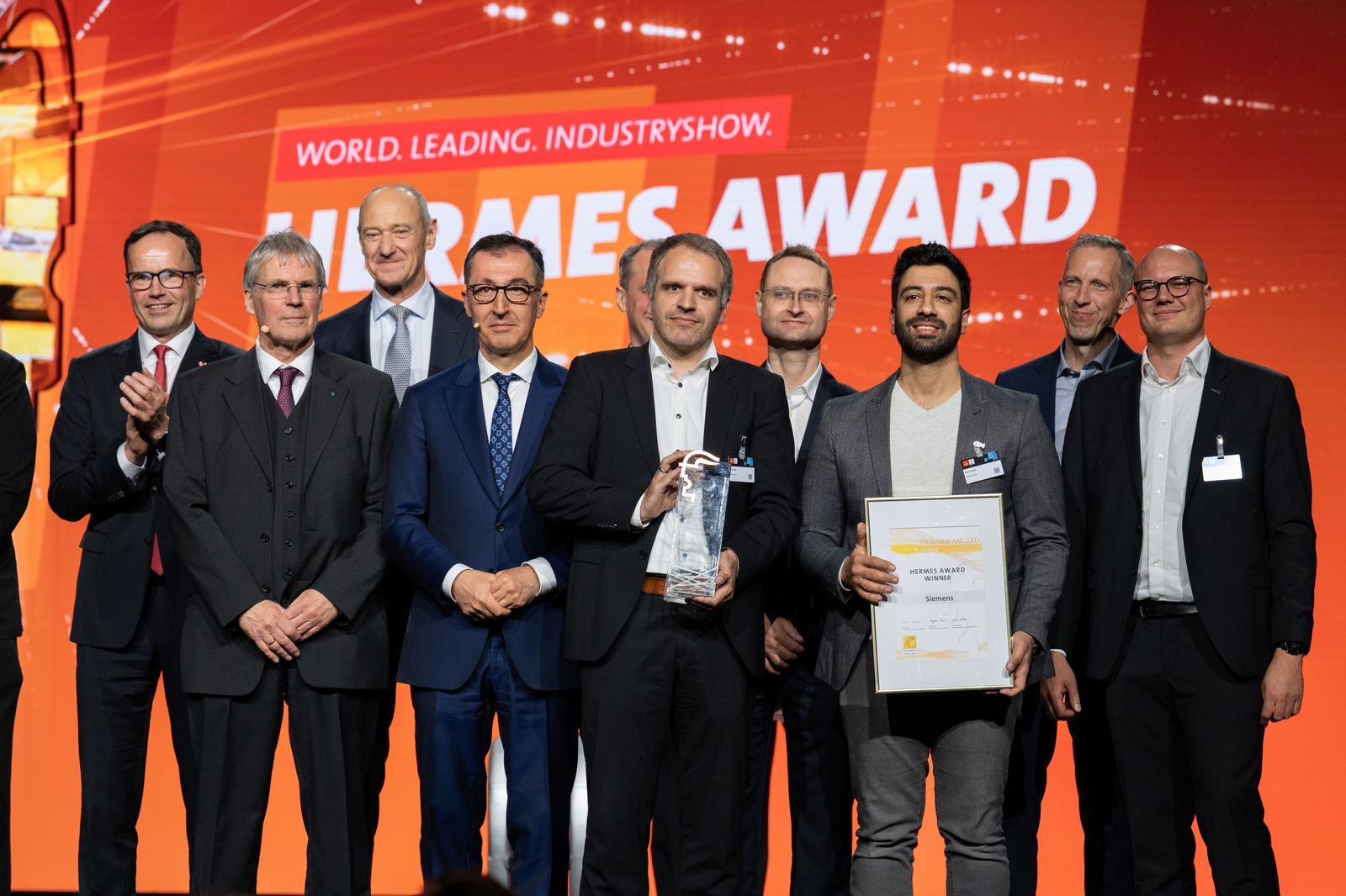 Die Gewinner des Hermes Award 2025 auf der Bühne. Gewonnen hat Siemens!